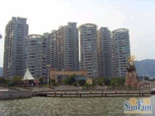 :市区电梯房,地面车库。近长山湖沃尔玛,商圈