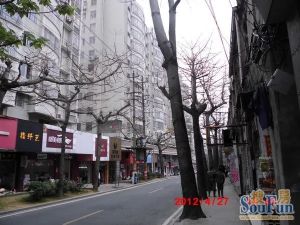 小区位于市标旁边,交通,购物,生活,一应俱全