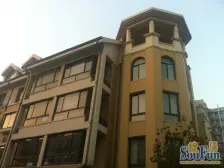 阁楼能住人,阁楼不在房本面积。精装,拎包入住