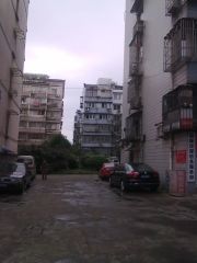 东连河小区,自住装修,房东诚心出售