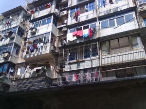 临街,上下两层,后门口是河,前门是萧山街