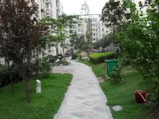 地铁口的电梯房 三室一厅采光好适合居住