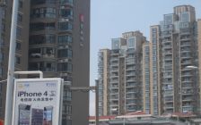 春天国际公寓。配套设施齐全,交通便利。