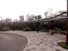 别墅社区里的精致高层正看高尔夫