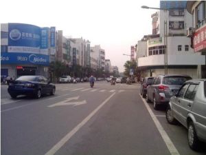 证满五年,简装修,近顺联广场,地铁口