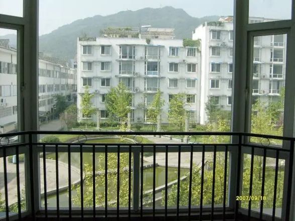 都江堰玉垒名居实景图