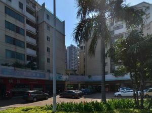 小区为数不多的.中楼层4房单位。采光好。