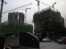 精装修的单间配套 交通便利 门口就是公交车站和轻轨站