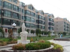 满春家园小区,环境好,交通方便。