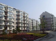 带一个朝南大车库视线开阔房子清爽