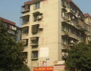 房东诚心出售的 户型方正.边套采光不错.