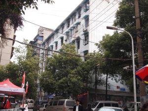 房子在曙光路与解放路交汇处,单位房,,户型周正。