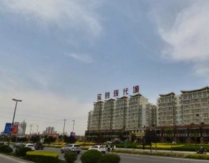 从适宜人群、小区及户型介绍多维度阐述此房。