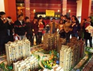 小区闹中取静绿化好,楼间距大,居住舒适。