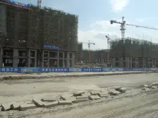 南北通透,采光充足,带两个露台,一个大花园,地下室