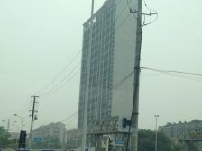 百花大厦公寓楼2室1厅1厨2卫。