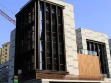 岔路口轻轨旁 纯洋房 一梯两户 位于小区出口处位置