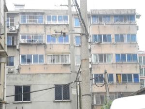 濠河边、双地铁口,出行便利、老城区