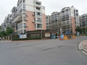 长龙三村,轻松楼层,精装修,带17平车库,诚心出售