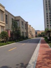 龙馨家园三房两卫好层次带车位没住过满二年