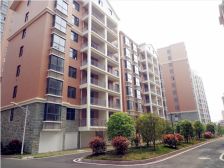 房子是小区中间的位置,电梯房一梯2户,南北通透户型