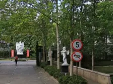 南京西路小别墅,拥有花园和地下室,电梯