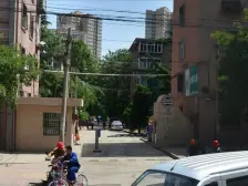 本房户型方正,采光充足,楼层优越,交通便利。