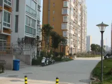 小区中间位置,一梯两户通透性好,临七里河,满五年