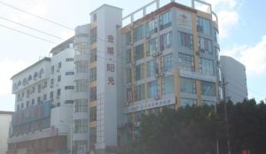 北京路与长青路交汇处,电梯朝南一房,生活购物方便。
