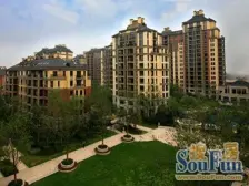 洋房一楼带大院子,还带一个大鱼池,拎包入住。。