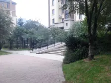 阿卡迪亚一楼带院 有车库 中间位置 诚心卖