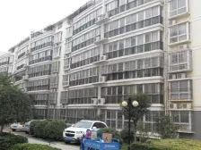 龙祥苑朝西一房低楼层上下方便,有独立阳台。