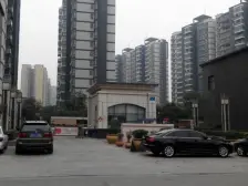 东区标准双气一室一厅,采光好,有独立阳台。