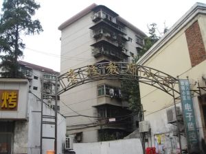 荣校教师小区,中间好楼层,南北通透精装修,拎包入住