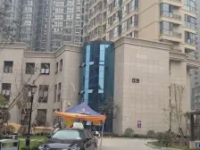 开门看房眼前一亮,就买它了。精装地铁口