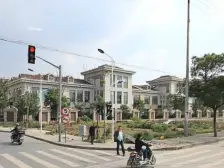 佘山脚下一楼带大花园精装修大三房诚意出售