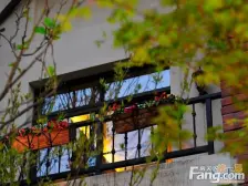 刘家坪轻轨站旁龙湖联排别墅 采光好 带花园 地下室