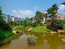 小区人车分流并设有地下停车场, 车位比例达到1:1