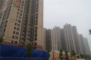 满五唯一不欠贷户型周正正规三房精装修,中层采光好.