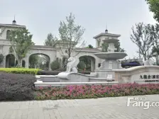 九龙仓国宾一号双拼东边户全新毛胚,不靠马路,院子大