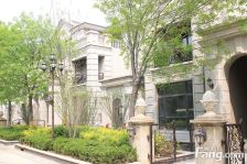 一品观园联排别墅诚心出售,证过二西边户带有大园子。