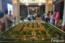 伯乐达御墅一上三联排别墅 前后院子有90平方 有车位