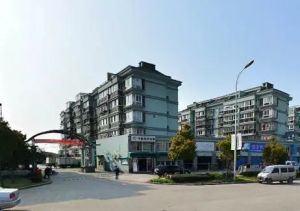 :装修清爽,户型方正,,房东自住,此房视野开阔