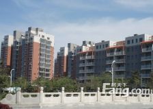 独栋别墅上下3层+露台50平+院子200多