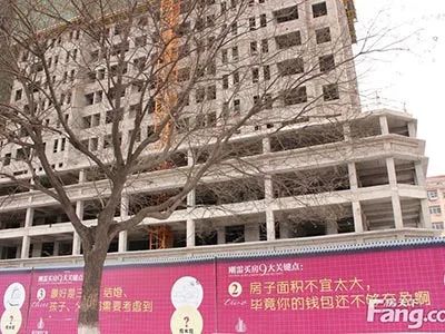 蓝天城市广场实景图