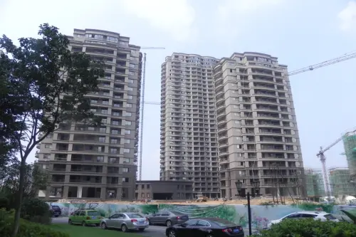 永隆城市广场实景图永隆城市广场工程进度实景图（2015-8-26）