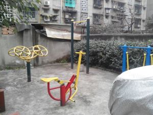 万年场下街121号 3室1厅 南