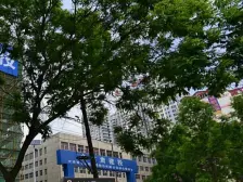 地铁口电梯房交通便利菜市场也在旁边