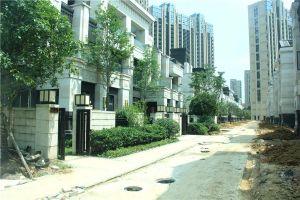 :公园里,楼层好,视野开阔,家具家电齐全