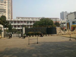 牡丹广场广州市场地铁口步行街